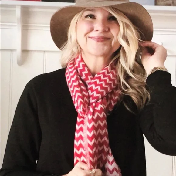 Thirty-One ~ Keepin’ Cozy Scarf ~ Chevron Dash - Picture 3 of 3